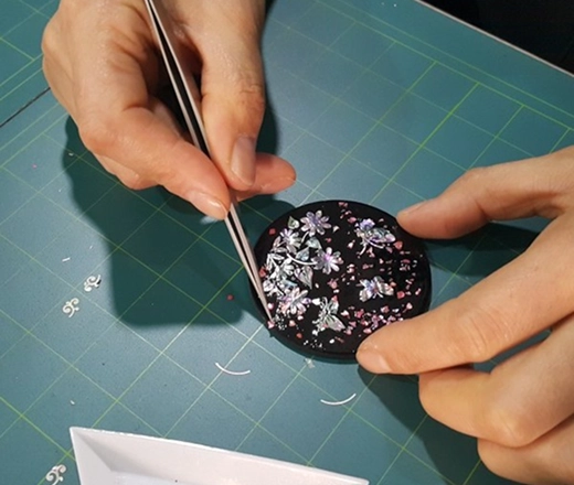 珍珠母色漆筷製作